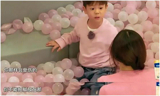 Papi酱言论引争议:“自私”的人生有多爽?,Papi酱,言论,伴侣,儿子,妈妈,女儿,前面,爸爸,papi酱,朱雨辰