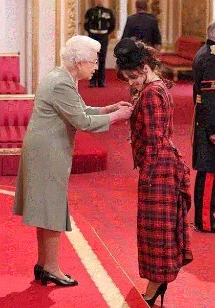 她是女版德普，好莱坞的疯子，被称为英伦玫瑰却喜欢扮巫婆！,疯子,英伦,德普,好莱坞,巫婆,海伦娜,电影,英国,贵族,戏剧