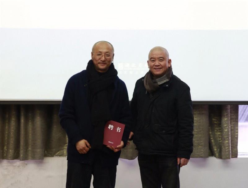 (冀少峰为曾成钢颁发策展人聘书),“中国姿态·第五届中国雕塑展”正式启动!,姿态,中国雕塑展,中国雕塑学会,曾成钢,傅中望,副会长,冀少峰,雕塑展,雕塑,工作会议