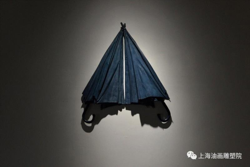 《誓言》树脂 141×125×25cm 2018,【上海油雕院 l 展览】“2018上海油画雕塑院年度展”参展艺术家——林森,年度展,上海油画雕塑院,林森,雕塑,具象,上海油画雕塑院美术馆,树脂,满天星,英国,青年