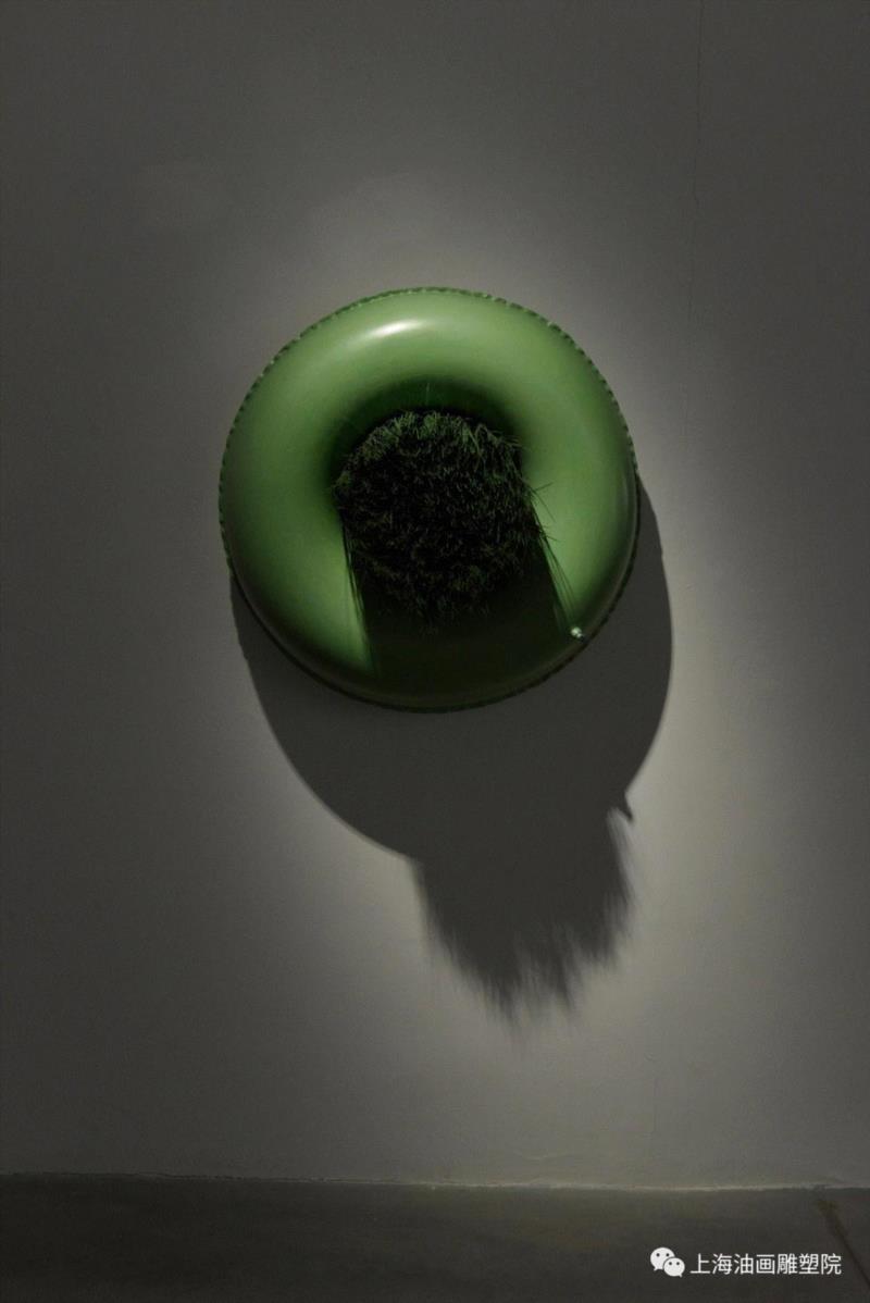 《水草》树脂，现成品 80×80×40cm 2018,【上海油雕院 l 展览】“2018上海油画雕塑院年度展”参展艺术家——林森,年度展,上海油画雕塑院,林森,雕塑,具象,上海油画雕塑院美术馆,树脂,满天星,英国,青年