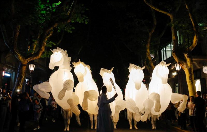 2018“表演艺术新天地“《光影舞马》剧照,文汇聚焦 | 什么是“四最”演艺集聚区?,演艺,文汇,密度,新天地,舞台,亚洲,场次,纲要,品牌,天蟾