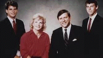 豆瓣8.6,还原美国著名枪杀父母重案,18颗子弹的背后却另有真相,背后,重案,豆瓣,兄弟俩,父亲,埃里克,莱斯利,莱尔,秩序,梅内德斯