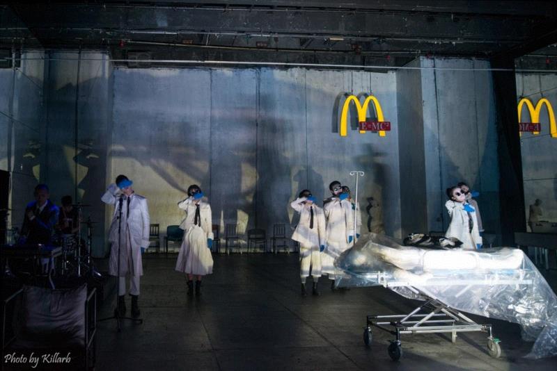 在这个怪诞的夜晚，有一场寻找爱情归宿的奇妙之旅,爱情,归宿,夜晚,导演,孟京辉,戏剧,蜂巢剧场,灯光,张洪宇,刘鸿飞