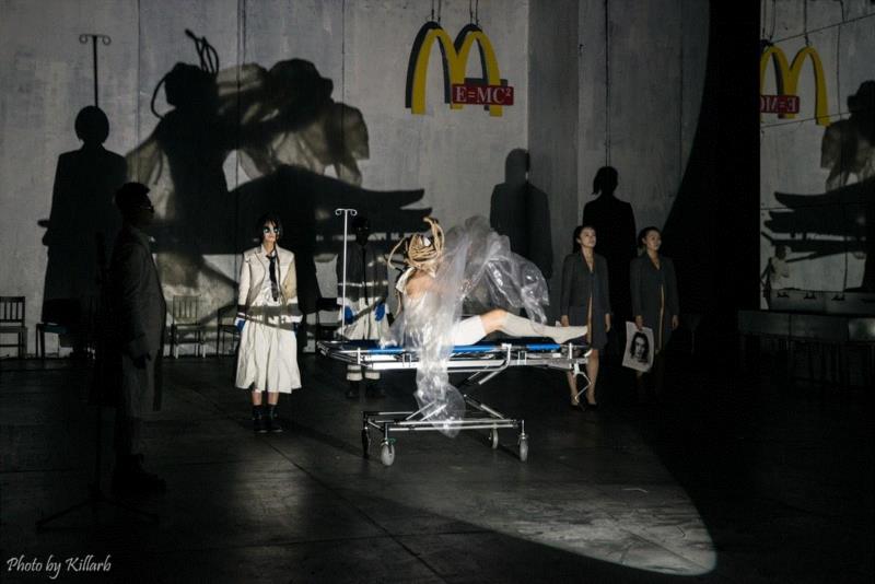 在这个怪诞的夜晚，有一场寻找爱情归宿的奇妙之旅,爱情,归宿,夜晚,导演,孟京辉,戏剧,蜂巢剧场,灯光,张洪宇,刘鸿飞