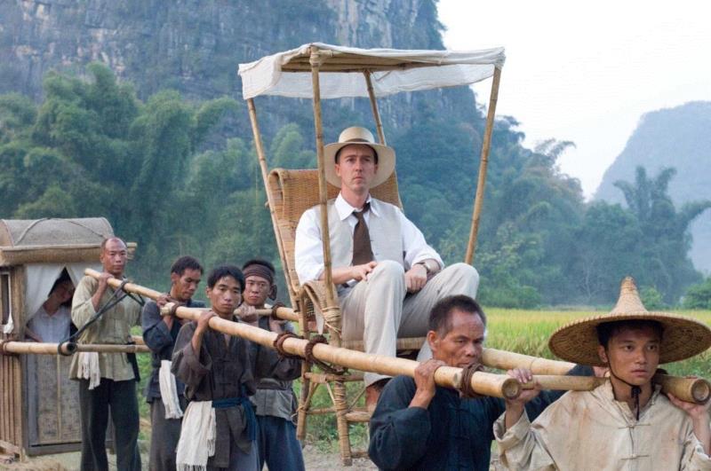 ▲《面纱》剧照,品读 ▎毛姆：中国驮负重担的不是牲畜，而是活生生的人,毛姆,牲畜,驮负重担,领事,扁担,面纱,苦力,担子,心脏,剧照