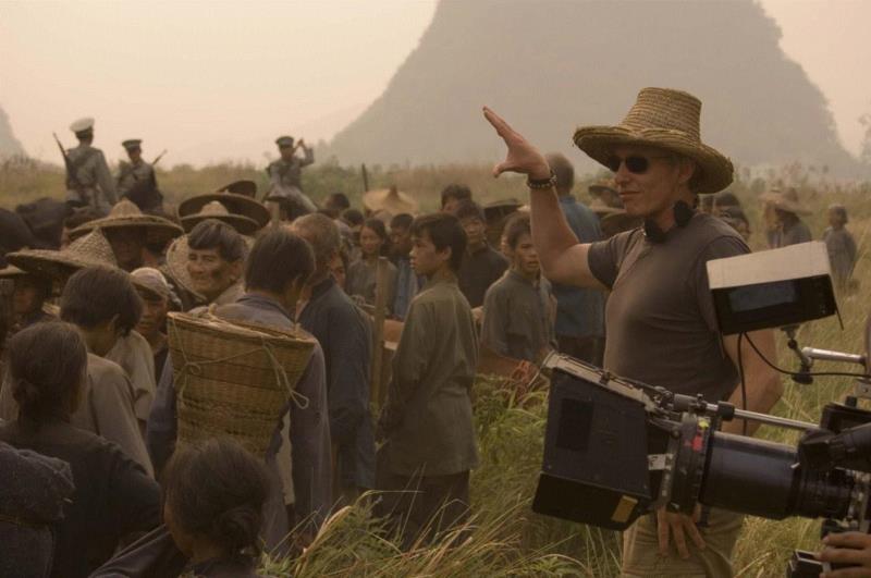 ▲《面纱》剧照,品读 ▎毛姆：中国驮负重担的不是牲畜，而是活生生的人,毛姆,牲畜,驮负重担,领事,扁担,面纱,苦力,担子,心脏,剧照