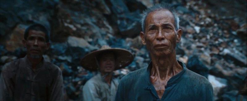 ▲《面纱》剧照,品读 ▎毛姆：中国驮负重担的不是牲畜，而是活生生的人,毛姆,牲畜,驮负重担,领事,扁担,面纱,苦力,担子,心脏,剧照