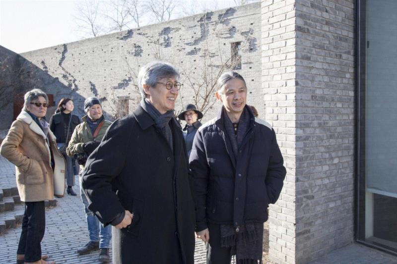 《韩国影汇》系列专访｜艺术家具本昌：镜头像一个“小偷”,韩国,家具,本昌,小偷,影汇,首尔,三影堂摄影奖,三影堂,评委,相机