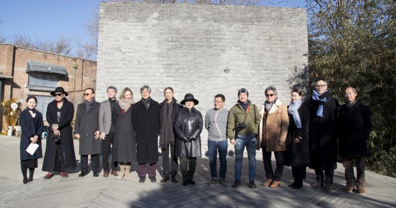 《韩国影汇》系列专访｜艺术家具本昌：镜头像一个“小偷”,韩国,家具,本昌,小偷,影汇,首尔,三影堂摄影奖,三影堂,评委,相机