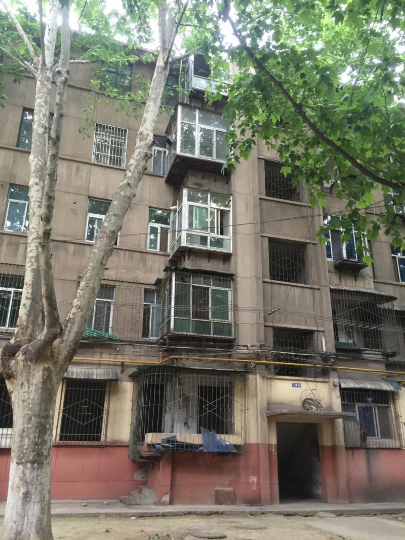 即将拆迁的家属楼,艺术家 | 欧阳春个展《凡夫俗子》前夕一篇原名《乐与路》的文章,欧阳春,凡夫俗子,原名,前夕,乐与路,装置,绘画,香格纳画廊,西安,记忆