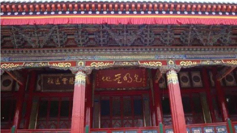 青海西宁塔尔寺的雀替,图自安菲《北京明清故宫古建筑雀替的型制研究》,雀替识别指南,雀替,指南,牌楼,云墩,建筑,梁思成,古建筑,示意图,牌坊,两侧