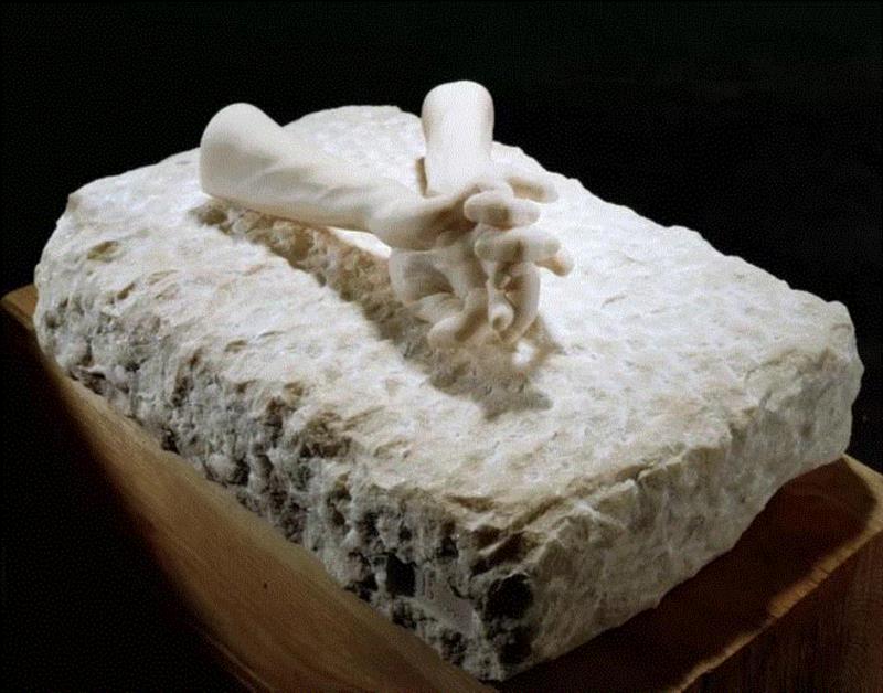 路易丝·布尔乔亚，《无题》，2004，粉红色大理石，26 x 61 x 40.6 厘米/ 