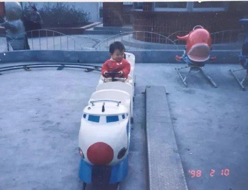 子倩童年照片,微缩丨95后中国妹子把老成都变成“小儿国”,惊艳米兰!,成都,微缩丨,95后,妹子,小儿国,米兰,子倩,模型,游乐场,副食店