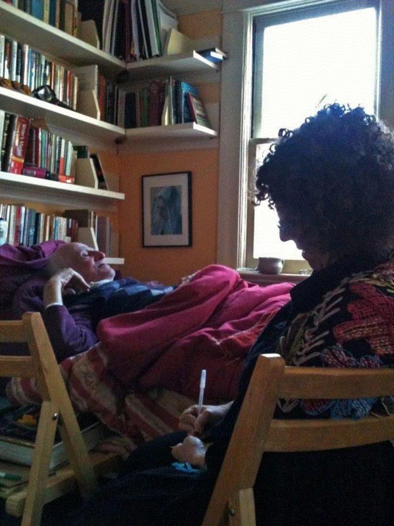 丽萨·斯玛特坐在父亲莫特·菲利克斯的床边。摄影：埃利安娜·德尔&nbsp;(Eliana Derr）,真正的临终遗言都说了些什么？,遗言,临终者,斯玛特,父亲,图源,癌症,麦克唐纳,利维坦,菲利克斯,基利