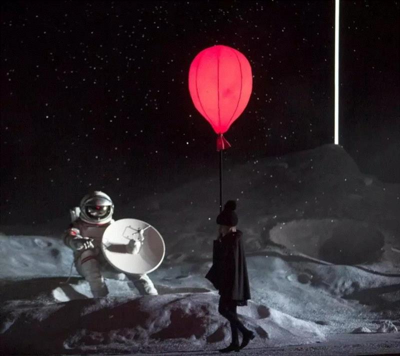 当我们看《流浪地球》的时候,他们已经把星辰宇宙搬上了舞台,舞台,宇宙,流浪地球,星辰,科幻,舞美,设计师,电影,波西米亚人,飞船