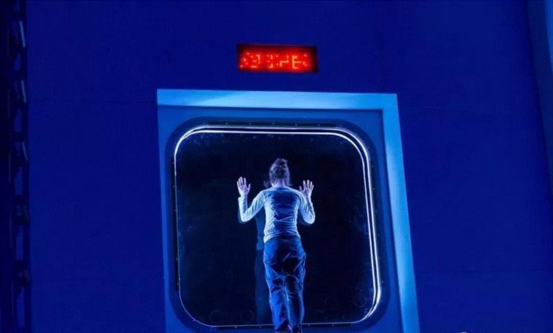 当我们看《流浪地球》的时候,他们已经把星辰宇宙搬上了舞台,舞台,宇宙,流浪地球,星辰,科幻,舞美,设计师,电影,波西米亚人,飞船