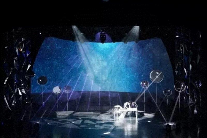 当我们看《流浪地球》的时候,他们已经把星辰宇宙搬上了舞台,舞台,宇宙,流浪地球,星辰,科幻,舞美,设计师,电影,波西米亚人,飞船