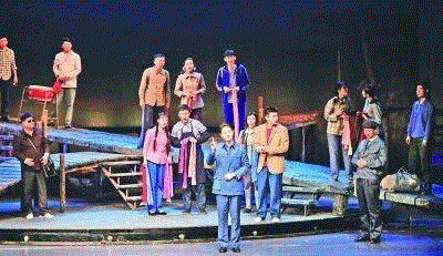 话剧《小镇琴声》剧照 王昊宸/摄,剧评丨话剧《小镇琴声》:再现小镇农民的钢琴梦,钢琴梦,小镇,农民,小镇琴声,剧评丨话剧,琴声,钢琴,德清,舞台,话剧