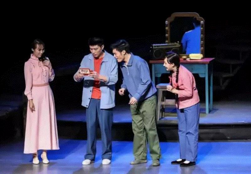 剧评丨话剧《小镇琴声》:再现小镇农民的钢琴梦,钢琴梦,小镇,农民,小镇琴声,剧评丨话剧,琴声,钢琴,德清,舞台,话剧