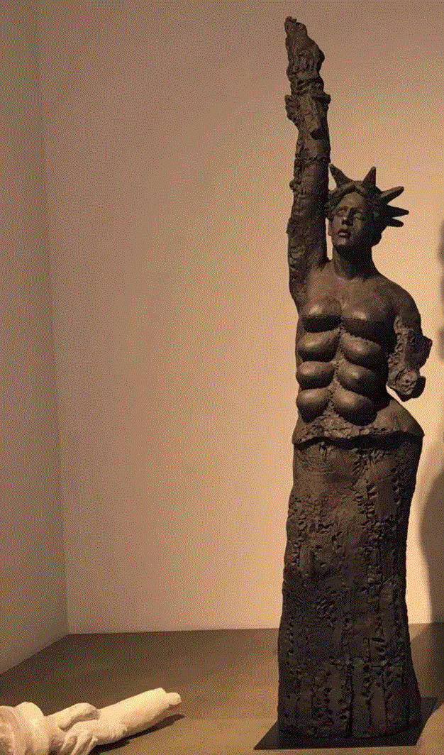 张万新在旧金山的个展《华氏》现场 &nbsp;2017年11月,基本人性作为起点：张万新的艺术逻辑,张万新,高温,雕塑,陶瓷,华氏,旧金山,釉彩,秩序,材料,鲁迅美术学院