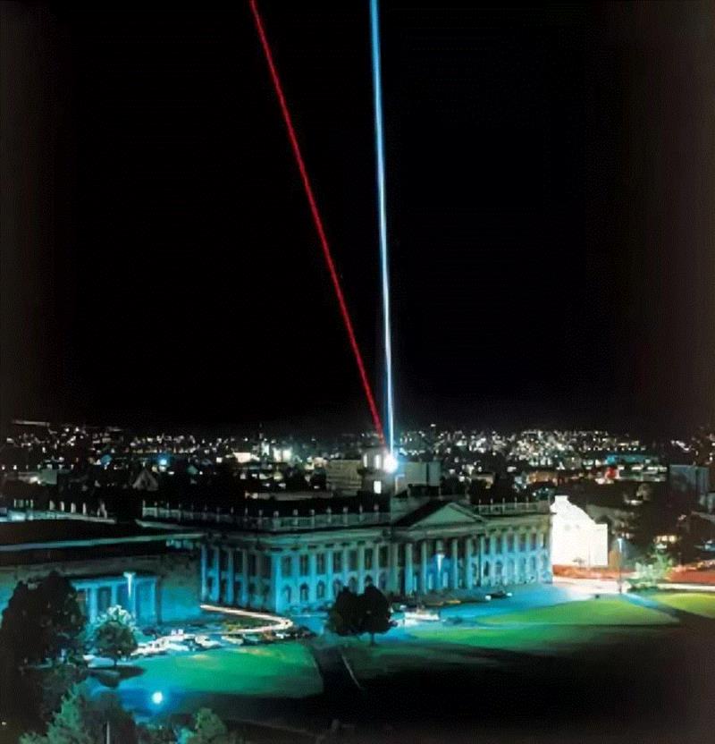 documenta 6现场中的“激光景观-卡塞尔”,世界上第一个“激光景观”雕塑:霍斯特·H·鲍曼 | Documenta 6,激光,景观,雕塑,世界上,霍斯特·H·鲍曼,Documenta,卡塞尔,卡塞尔文献展,鲍曼,装置