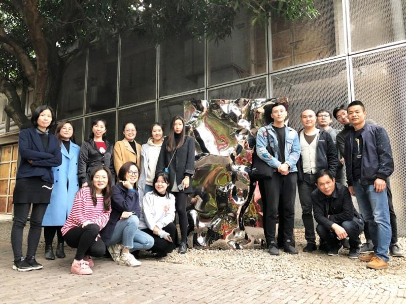 - OCAT深圳馆工作人员与艺术家合影,[ OCAT工作室 | 2018回顾 ] ”为艰难的个体工作以及共创和共存提供空间”,OCAT工作室,深圳馆,OCAT,卡罗琳娜,王叶子,深圳,李消非,朱迪塔,姚明峰,风筝