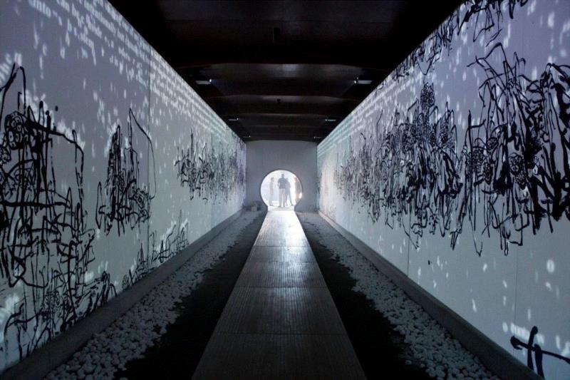 2011年，潘公凯代表中国参加第54届威尼斯双年展，创作该水墨装置《融》：该作品下半部分是潘公凯以中