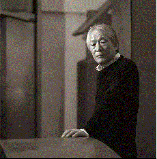嚴泰丁(Tai-Jung UM)，1938年出生于韩国闻庆市，毕业于首尔大学美术学院雕塑系，后就读于