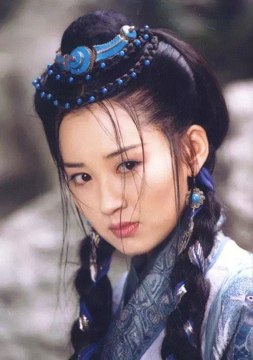 △《笑傲江湖》中饰演任盈盈（2001）,50岁许晴刷屏：岁月于她，不添风霜，只添风情,风霜,许晴,风情,电影,爱情,顾香兰,电视剧,任盈盈,少女,身上