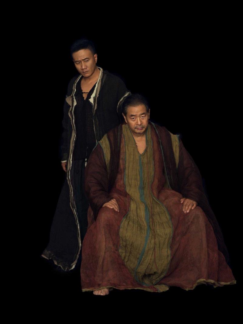 今晚 |  大咖版《哈姆雷特》沪上首演，追溯莎翁400年经典,哈姆雷特,大咖版,沪上,莎翁,莎士比亚,导演,李六乙,胡军,舞台,卢芳