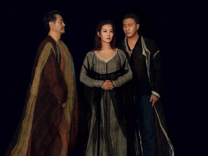 今晚 |  大咖版《哈姆雷特》沪上首演，追溯莎翁400年经典,哈姆雷特,大咖版,沪上,莎翁,莎士比亚,导演,李六乙,胡军,舞台,卢芳