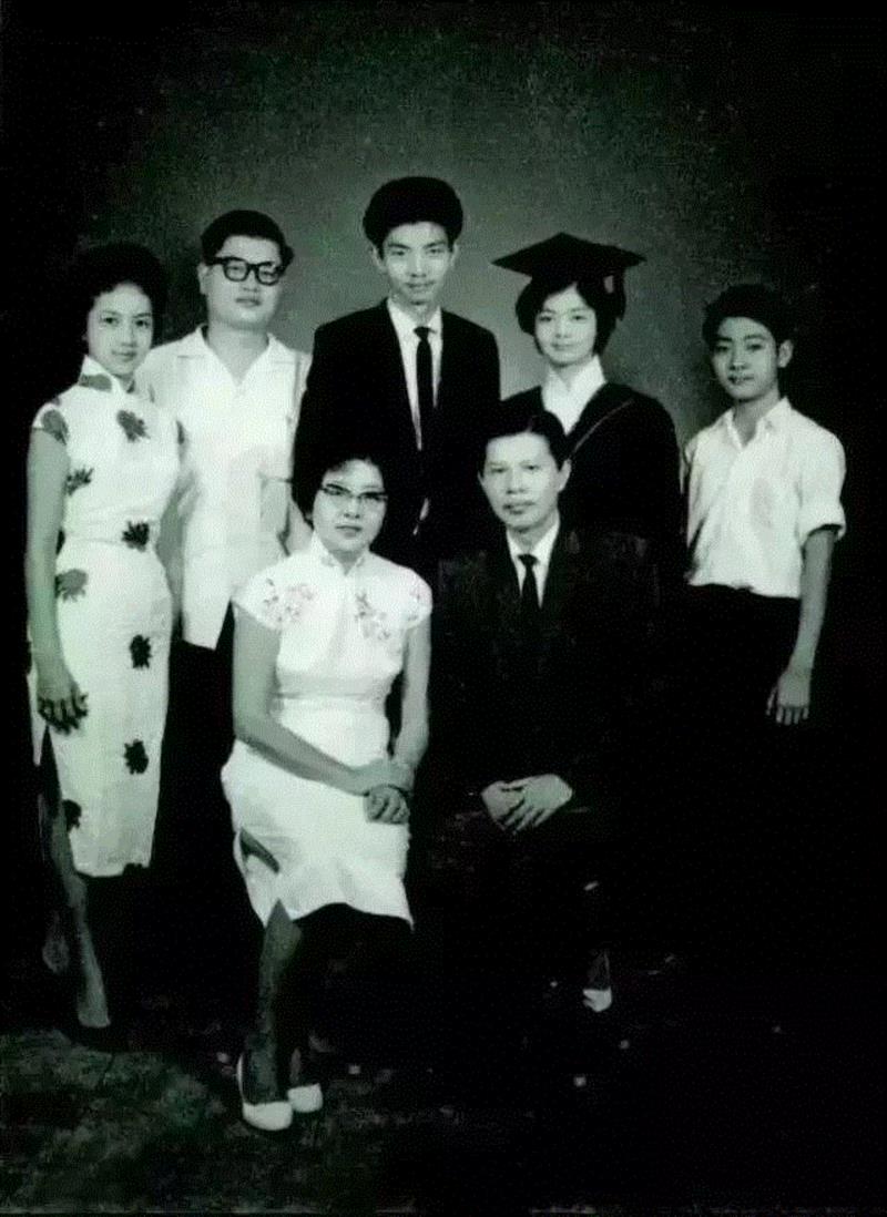 △蔡澜全家福，后排中间为蔡澜,人物 ▎逗乐万千网友的他，靠吃喝玩乐成为活得最明白的中国人,人物,蔡澜,电影,美食,才子,金庸,香港,火腿,豆腐,餐厅