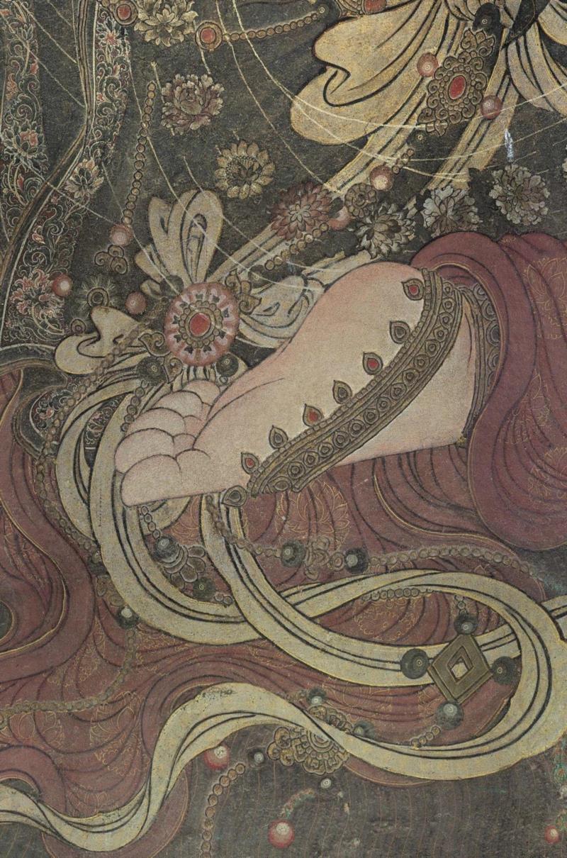 此尊水月观音位于正殿佛像背后，坐南向北，画面宽高俱4.5米。观音头戴宝冠，冠上有阿弥陀佛像，表示观音