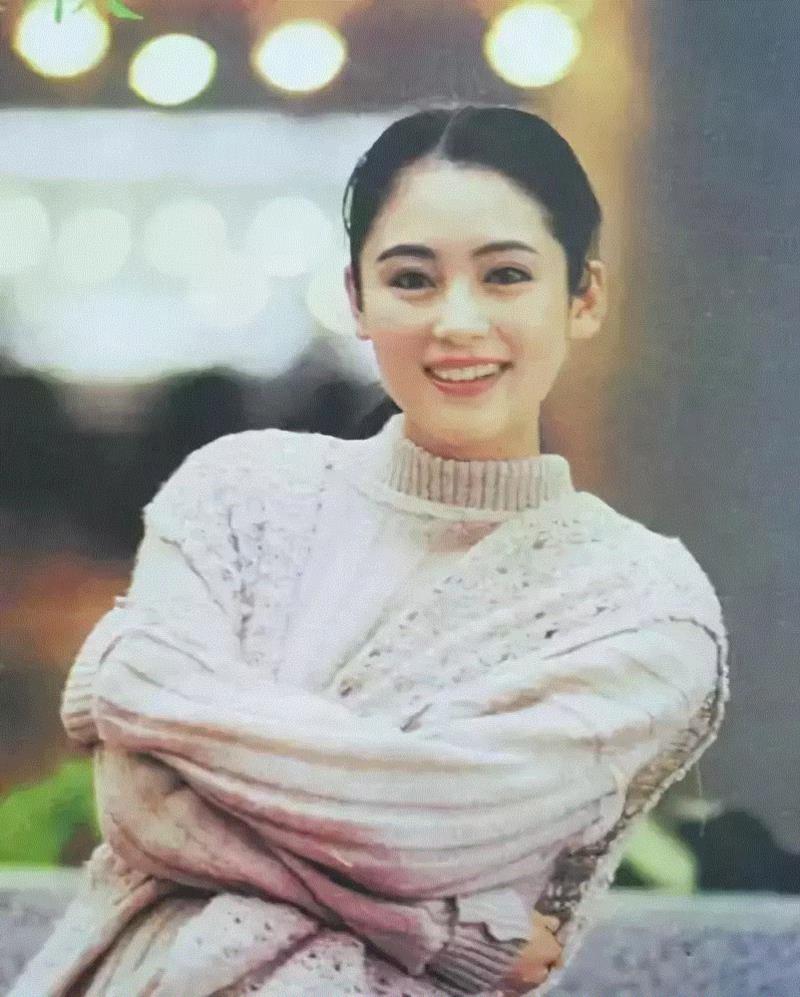 23年前葛优与张国荣的一张合照，中间的女人惊艳了一个时代,葛优,张国荣,合照,中间,陈红,陈凯歌,制片人,演员,电影,剧组
