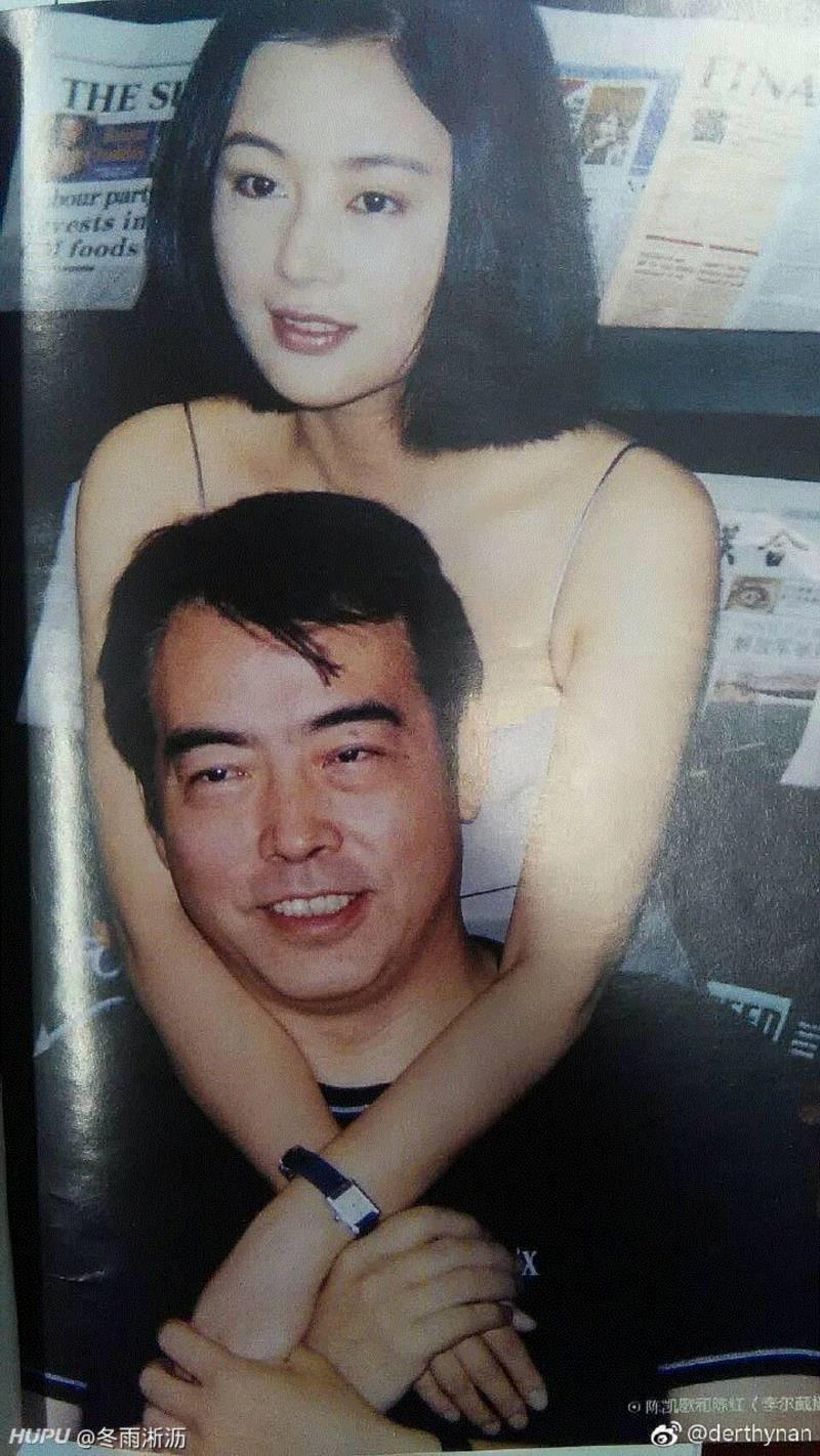 23年前葛优与张国荣的一张合照，中间的女人惊艳了一个时代,葛优,张国荣,合照,中间,陈红,陈凯歌,制片人,演员,电影,剧组