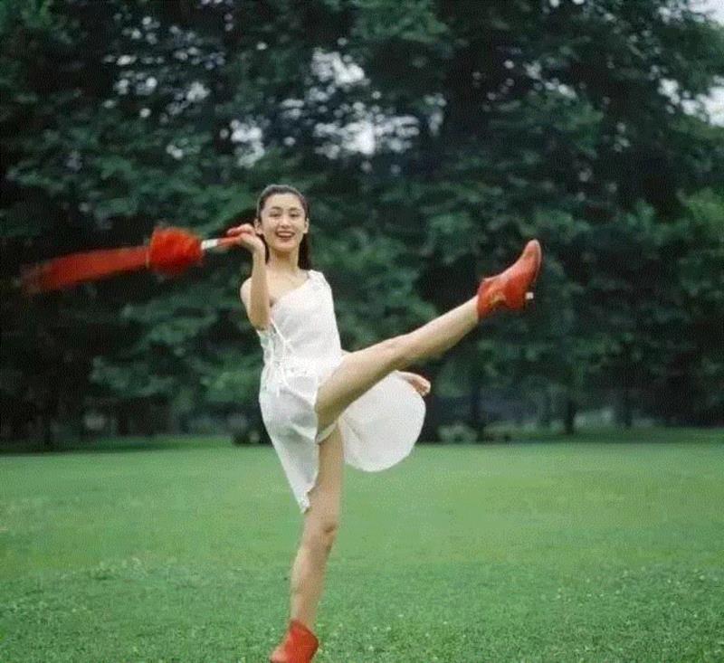23年前葛优与张国荣的一张合照，中间的女人惊艳了一个时代,葛优,张国荣,合照,中间,陈红,陈凯歌,制片人,演员,电影,剧组