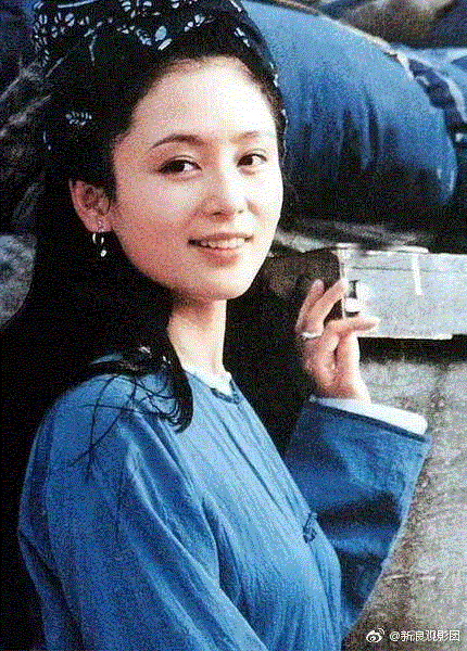 23年前葛优与张国荣的一张合照，中间的女人惊艳了一个时代,葛优,张国荣,合照,中间,陈红,陈凯歌,制片人,演员,电影,剧组