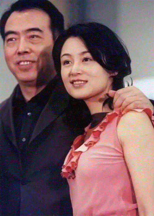 23年前葛优与张国荣的一张合照，中间的女人惊艳了一个时代,葛优,张国荣,合照,中间,陈红,陈凯歌,制片人,演员,电影,剧组