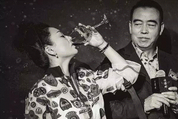 23年前葛优与张国荣的一张合照，中间的女人惊艳了一个时代,葛优,张国荣,合照,中间,陈红,陈凯歌,制片人,演员,电影,剧组