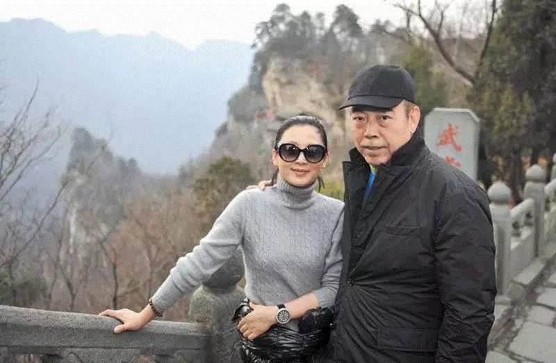 23年前葛优与张国荣的一张合照，中间的女人惊艳了一个时代,葛优,张国荣,合照,中间,陈红,陈凯歌,制片人,演员,电影,剧组