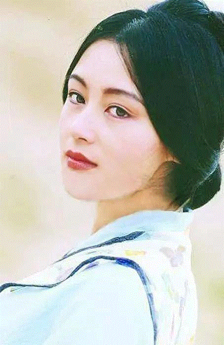 23年前葛优与张国荣的一张合照，中间的女人惊艳了一个时代,葛优,张国荣,合照,中间,陈红,陈凯歌,制片人,演员,电影,剧组