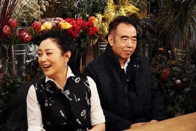 23年前葛优与张国荣的一张合照，中间的女人惊艳了一个时代,葛优,张国荣,合照,中间,陈红,陈凯歌,制片人,演员,电影,剧组