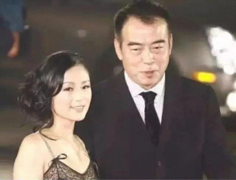 23年前葛优与张国荣的一张合照，中间的女人惊艳了一个时代,葛优,张国荣,合照,中间,陈红,陈凯歌,制片人,演员,电影,剧组