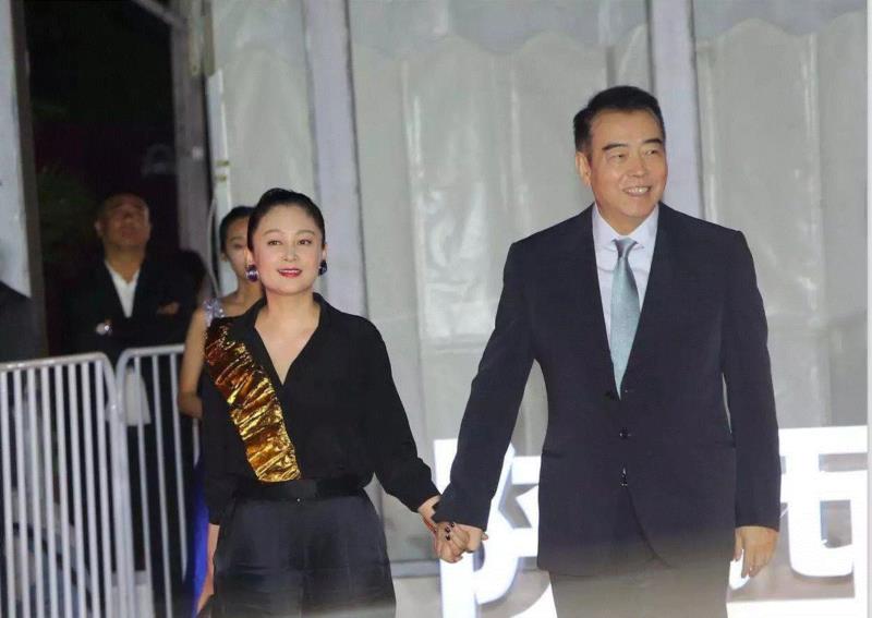 23年前葛优与张国荣的一张合照，中间的女人惊艳了一个时代,葛优,张国荣,合照,中间,陈红,陈凯歌,制片人,演员,电影,剧组