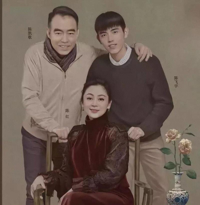 ▲陈凯歌、陈红全家福,23年前葛优与张国荣的一张合照，中间的女人惊艳了一个时代,葛优,张国荣,合照,中间,陈红,陈凯歌,制片人,演员,电影,剧组
