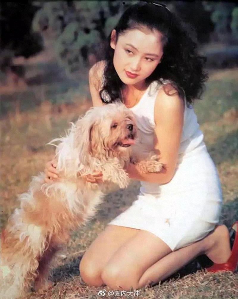 23年前葛优与张国荣的一张合照，中间的女人惊艳了一个时代,葛优,张国荣,合照,中间,陈红,陈凯歌,制片人,演员,电影,剧组