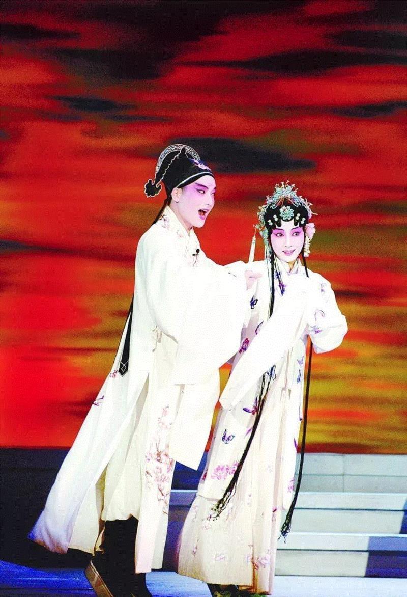 昆曲青春版《牡丹亭》剧照,改革开放40年中国戏曲揽胜：创造戏曲艺术新繁荣,戏曲,京剧,现代戏,人物,历史剧,豫剧,喜剧,川剧,评剧,淮剧