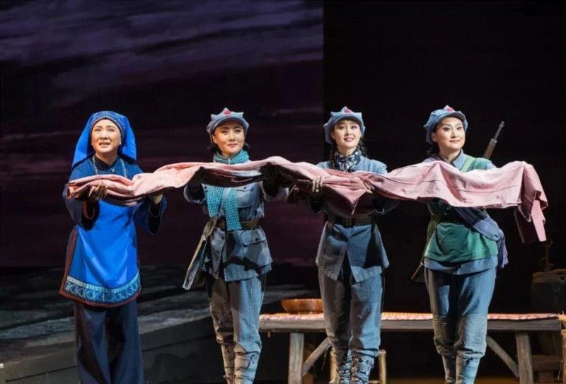 京剧《红军故事·半条棉被》剧照&nbsp; 李春来 摄,改革开放40年中国戏曲揽胜：创造戏曲艺术新繁荣,戏曲,京剧,现代戏,人物,历史剧,豫剧,喜剧,川剧,评剧,淮剧