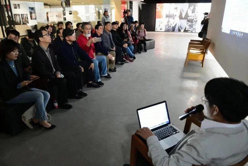 研讨会现场，徐希景教授介绍“八十年代中国摄影的状况” 陈伟凯摄,“八十年代的摄影艺术”什么样？| 《起点：来自八十年代》论坛回顾,什么样,摄影史,影像,厦门,徐希景,教授,集美,研讨会,文献,建议